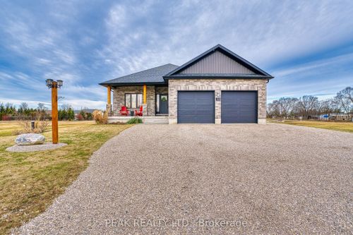 33 Wellington St, Goderich, ON, N7A3X9 | Card Image