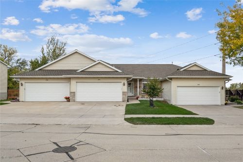 3304 Stoneview Cir Sw, Cedar Rapids, IA, 52404-7928 | Card Image