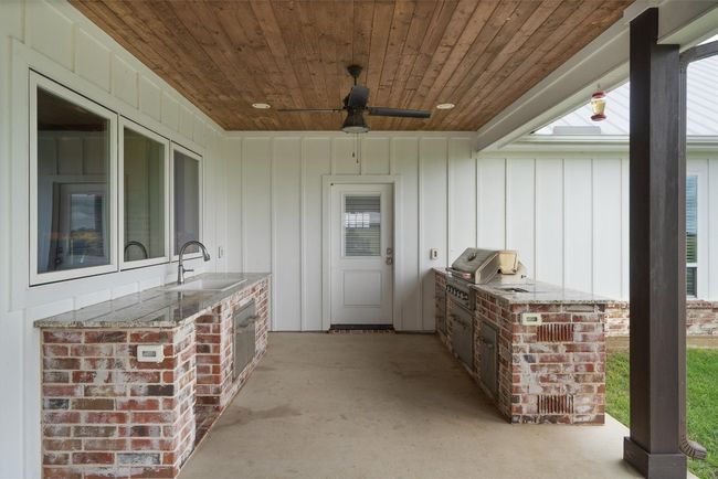 Back patio with built in grill | Image 22