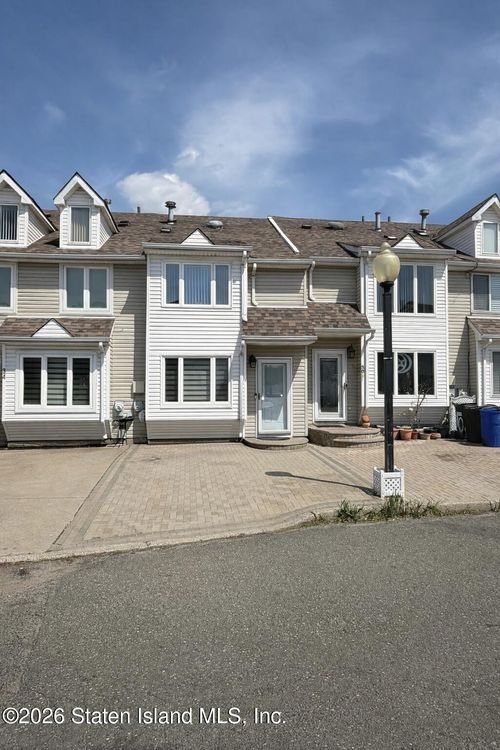 32 Hirsch Ln, Staten Island, NY, 10314-2731 | Card Image
