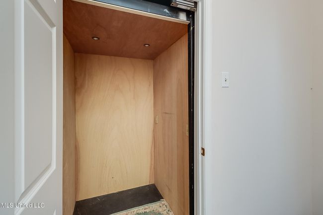 Elevator in apartment/"barn" | Image 68