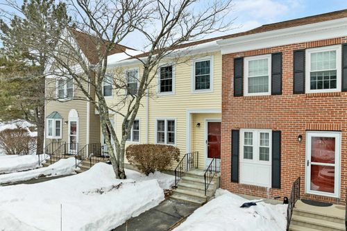 543 Fox Hollow Way, Manchester, NH, 03104-6474 | Card Image