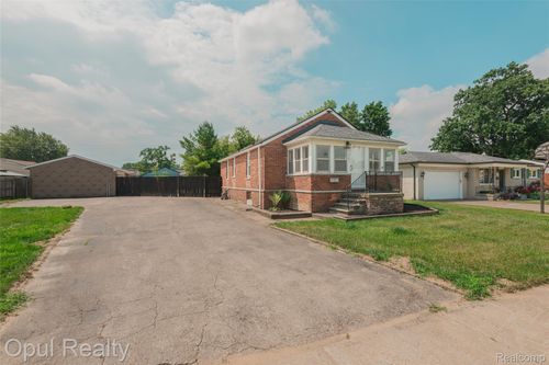 31507 Balmoral St, Garden City, MI, 48135-1702 | Card Image