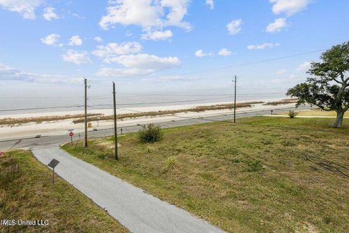 517 N Beach Blvd, Waveland, MS, 39576-4207 | Card Image