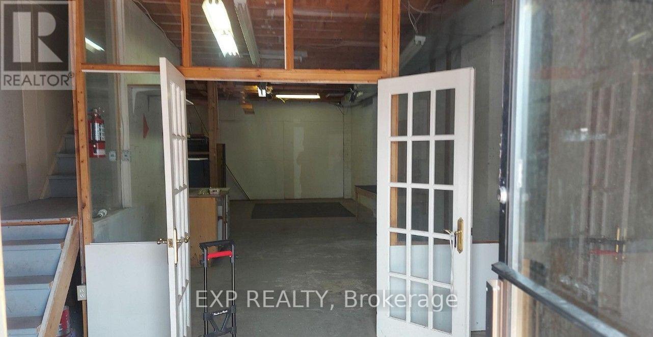 Commercial Lease in Toronto (Thorncliffe Park) 4