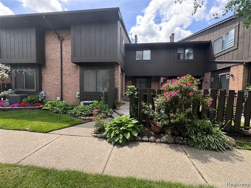 37313 Clubhouse Dr, Sterling Heights, MI, 48312-2243 | Card Image