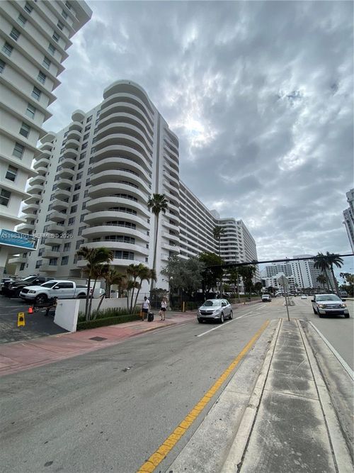 apt-17a-5555 Collins Ave, Miami Beach, FL, 33140-2434 | Card Image