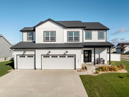 2621 Autumn Woods Dr, Cedar Falls, IA, 50613-2374 | Card Image