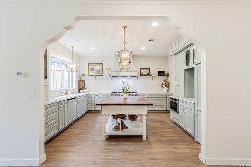 e-7110 Poniente Ln, San Antonio, TX, 78209-3323 | Card Image