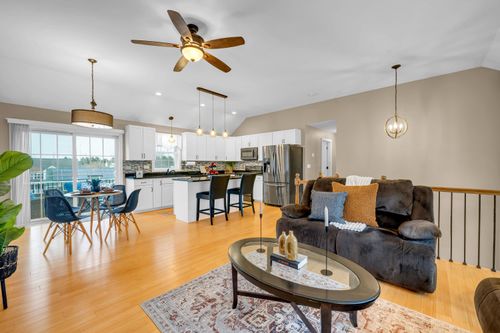 79 Pullman St, Manchester, NH, 03103-7723 | Card Image