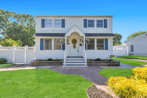 22 Wagon Lane E, Brookhaven, NY, 11720 | Card Image