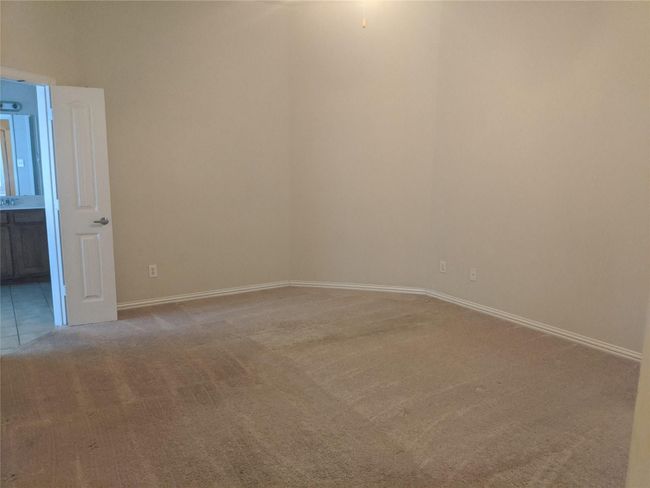 Spacious bedroom | Image 8