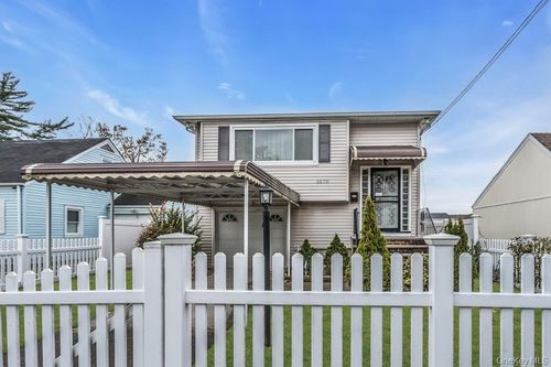 1070 Mahopac Rd, West Hempstead, NY, 11552-4336 | Card Image