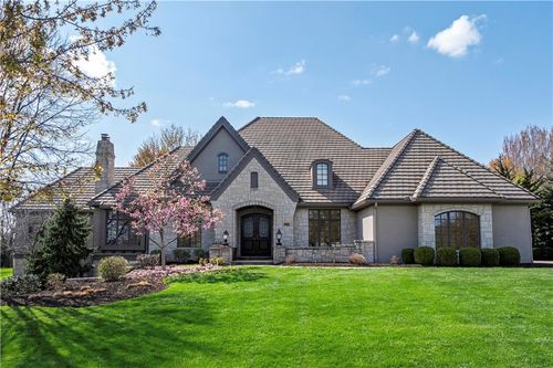 10408 Howe Ln, Leawood, KS, 66206-2500 | Card Image