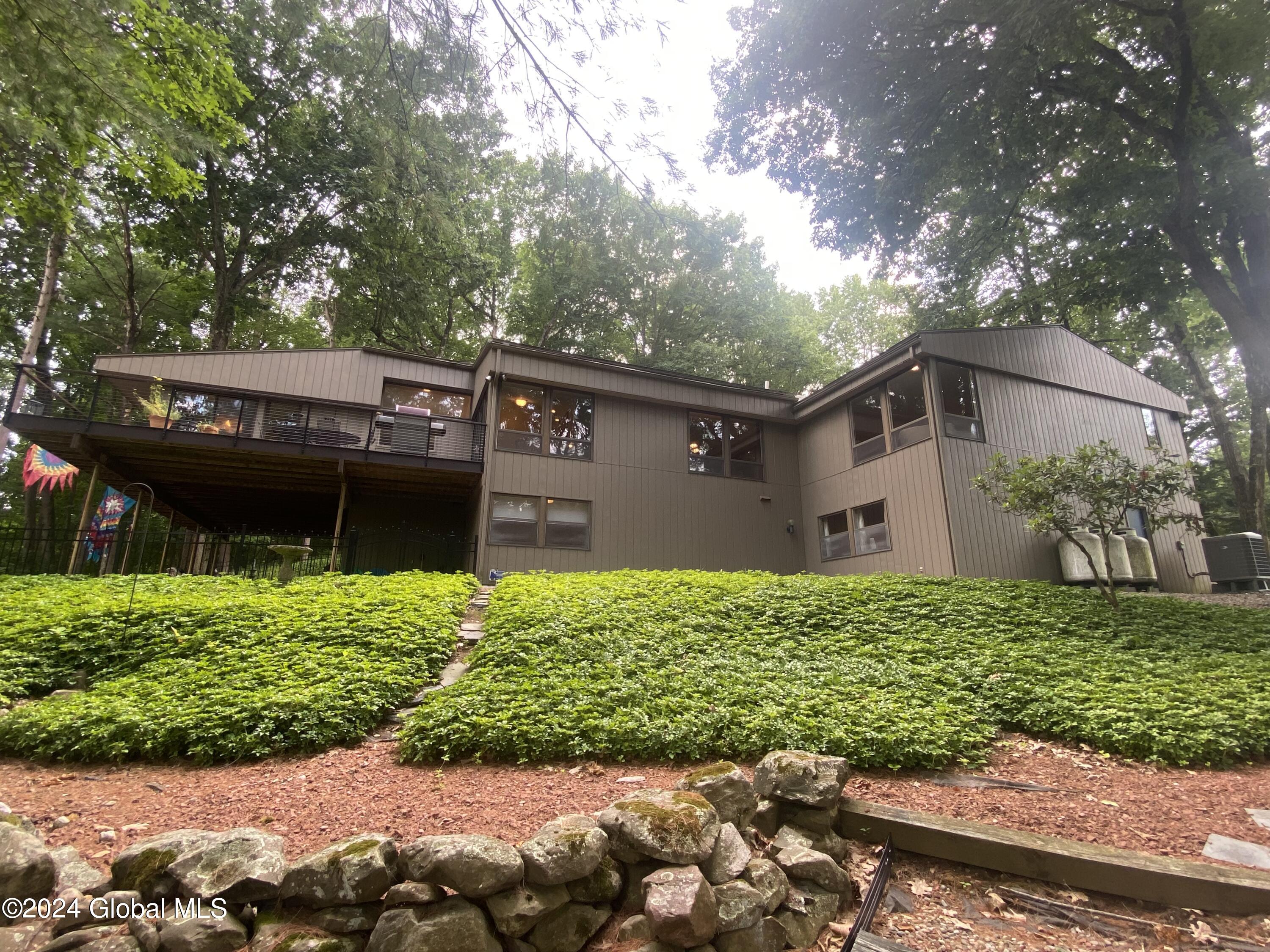 Cole Ln, Troy, NY 12180