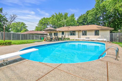 610 57th Ave Ne, Fridley, MN, 55432-5613 | Card Image
