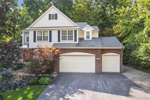 2500 Nottingham Ct, White Lake, MI, 48383-2394 | Card Image
