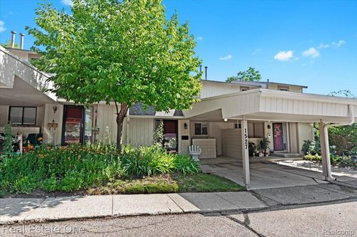 1527 Charter Oak Dr, Rochester Hills, MI, 48309-2703 | Card Image