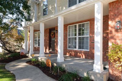 Quaint front porch | Image 3