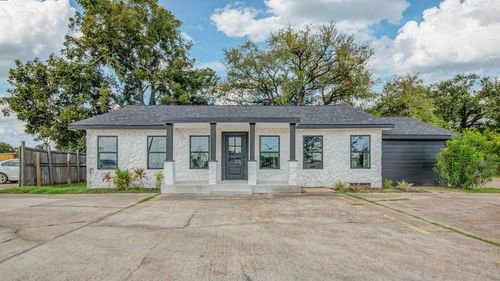 132 E Plantation Dr, Clute, TX, 77531-5502 | Card Image