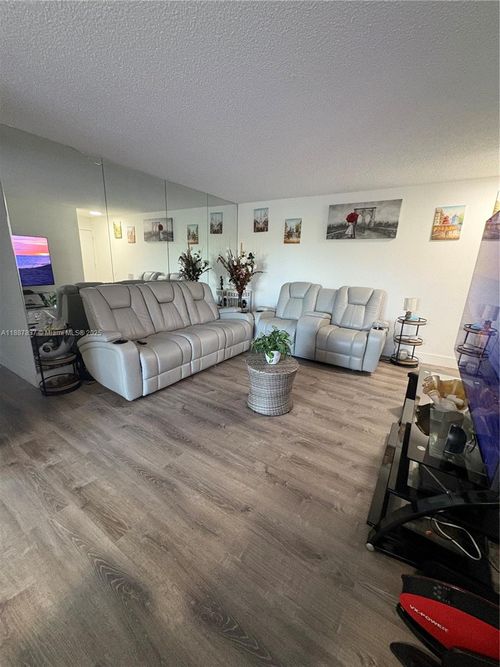 apt-325-30 E 39th St, Hialeah, FL, 33013-2280 | Card Image