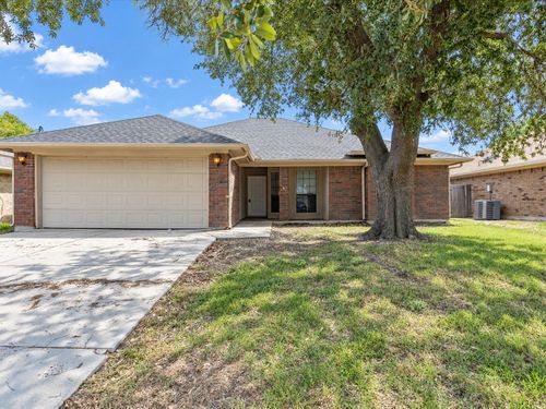 802 Crystal Creek Ln, Arlington, TX, 76001-7511 | Card Image