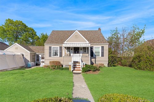 29 Lamport Ave, Port Jefferson Station, NY, 11776-3352 | Card Image