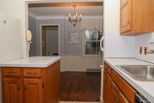 2135 Fleetwood Dr, Grosse Pointe Woods, MI, 48236-1648 | Card Image