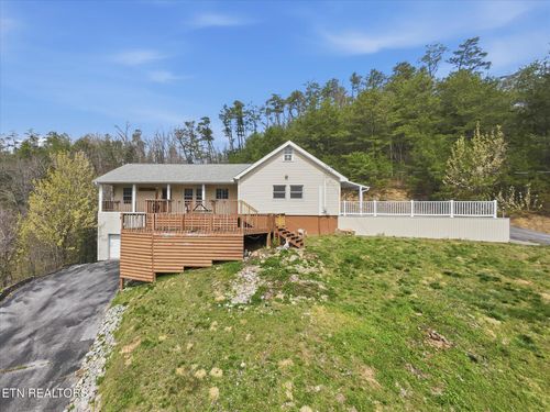 1502 Valley Cove Way, Sevierville, TN, 37862-8070 | Card Image