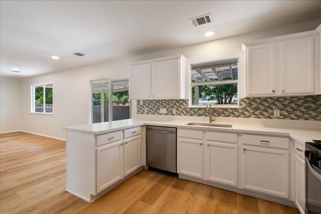 1025 Doras Dr, House other with 3 bedrooms, 3 bathrooms and 4 parking in Pflugerville TX | Image 11