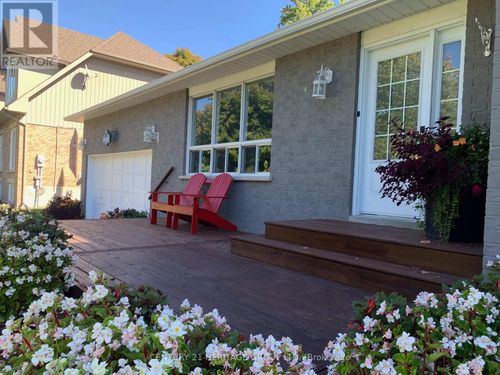 23 Amberglen Court, East Gwillimbury (Holland Landing), ON, L9N1J6 | Card Image