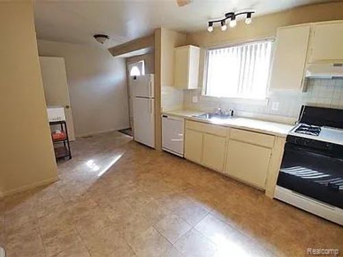 20859 Washington St, Roseville, MI, 48066-2231 | Card Image