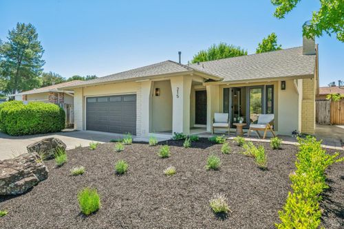 215 Hemlock Dr, Healdsburg, CA, 95448-4309 | Card Image