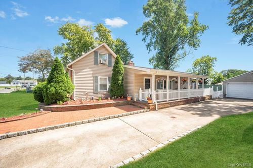 940 Union St, Bohemia, NY, 11716-2115 | Card Image