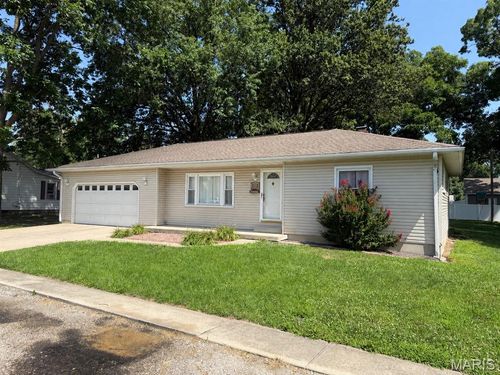 51 W Elm St, Aviston, IL, 62216-3670 | Card Image