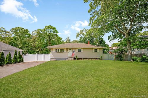 21 Probst Dr, Shirley, NY, 11967-3320 | Card Image