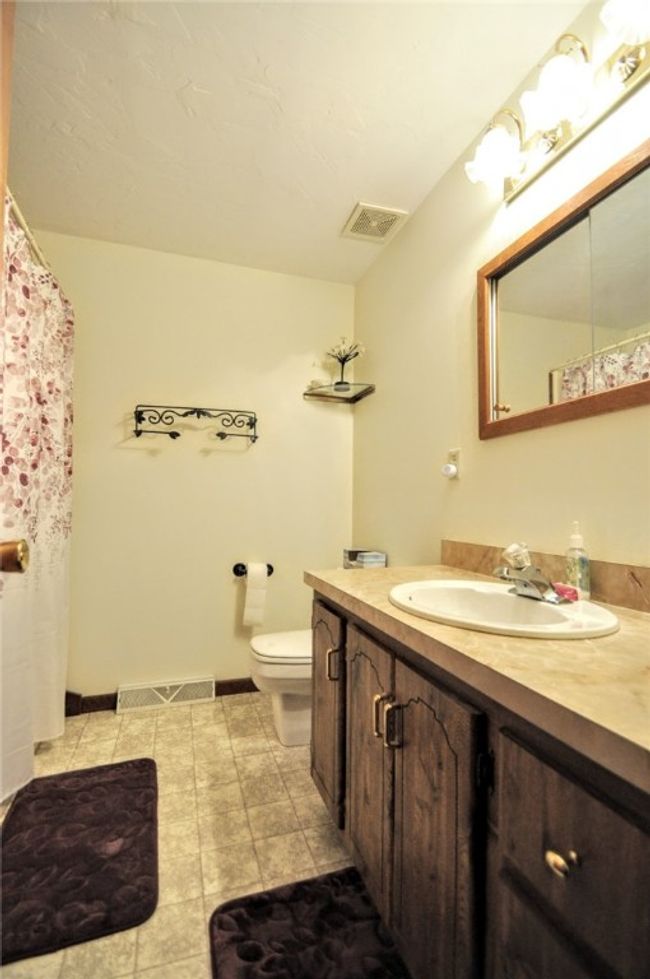The full bath on the main floor, very spacious | Image 36