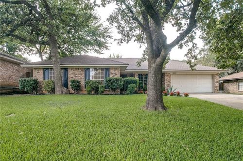 5605 Trails Edge Dr, Arlington, TX, 76017-1132 | Card Image