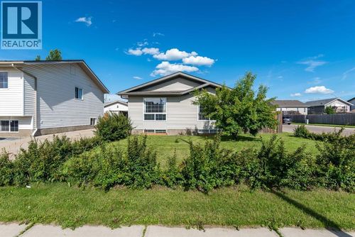 1501 49 Ave, Lloydminster, SK, S9V2E7 | Card Image