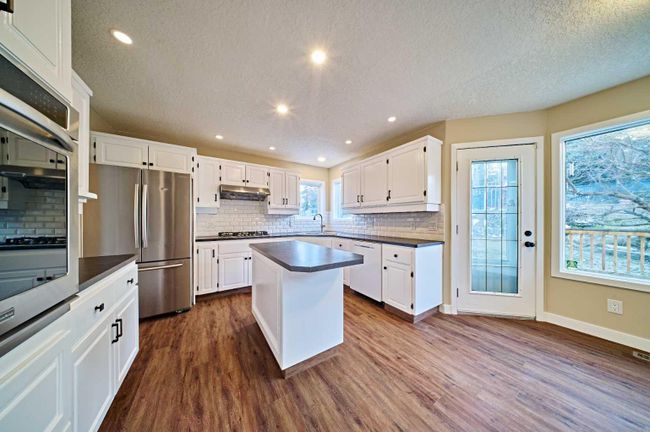 2811 Signal Hill Drive Sw, Home with 4 bedrooms, 3 bathrooms and 4 parking in Calgary AB | Image 12