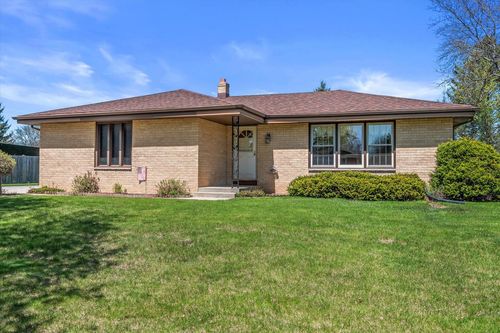 7002 W Lindner Drive, Franklin, WI, 53132 | Card Image