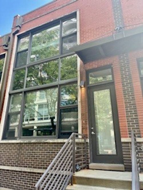 917 Kingsbury St, Chicago, IL, 60610-7431 | Card Image