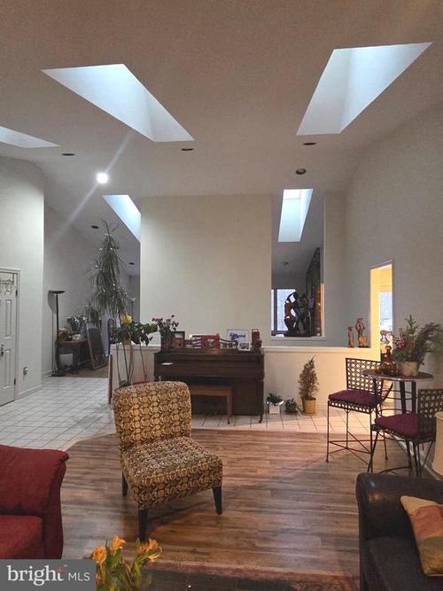 21025 Woodfield Rd, Gaithersburg, MD, 20882-1204 | Card Image