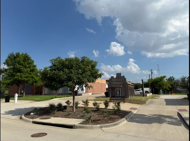 View of front of property with curved driveway | Image 5