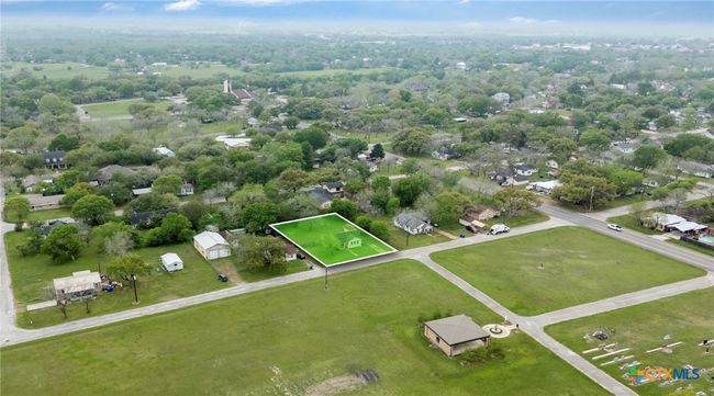 704 Maple St, House other with 2 bedrooms, 1 bathrooms and null parking in Yoakum TX | Image 16