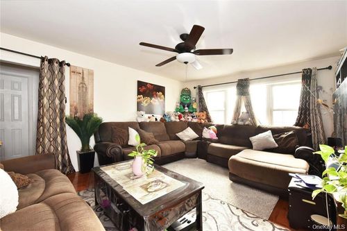 542 E Meadow Ave, East Meadow, NY, 11554-3951 | Card Image