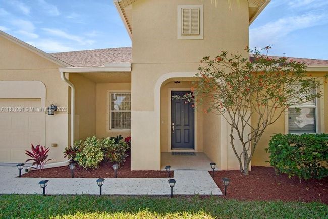 5806 Nw Breezy Brook Ct, House other with 3 bedrooms, 2 bathrooms and null parking in Port St. Lucie FL | Image 5