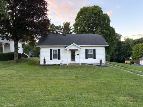 682 Hill St, Coshocton, OH, 43812-1032 | Card Image