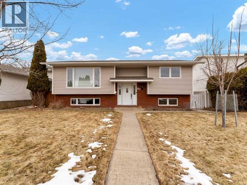 67 Calder Rd Se, Medicine Hat, AB, T1B1G5 | Card Image