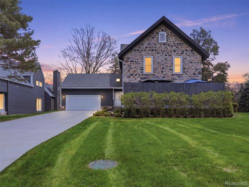 7475 Pinehurst Cir, Bloomfield Hills, MI, 48301-4034 | Card Image